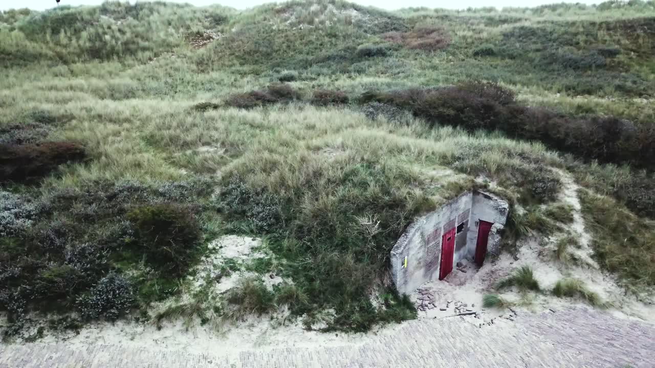 búnker alemán de la segunda guerra mundial escondido en las dunas de la isla de ameland en los países bajos