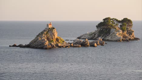 Sveta-Nedelja-Ist-Eine-Insel-Mit-Kirche-In-Der-Adria-In-Der-Nähe-Von-Petrovac,-Montenegro,-Statische-Aufnahme