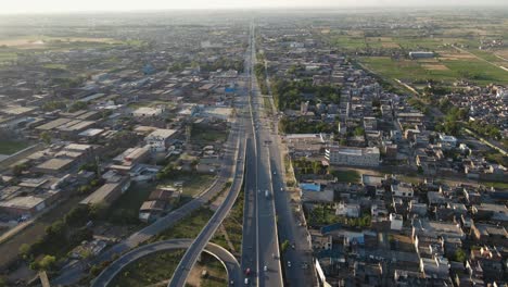 4k:-Drone-Volando-Sobre-Una-Carretera-Muy-Transitada-En-La-Ciudad-De-Punjab,-Pakistán