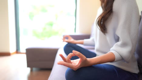 Yoga-Zu-Hause-Praktizieren,-Beine,-Hände-Und-Finger-Der-Frau-In-Einfacher-Lotus-Pose,-Nahaufnahme