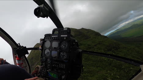 vuelo en helicóptero sobre montañas