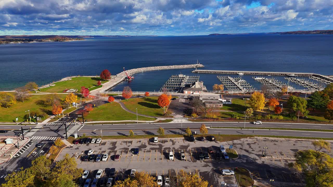 Marina di Traverse City, Michigan, con barche sulla Baia di Grand Traverse in autunno, destinazione turistica in America