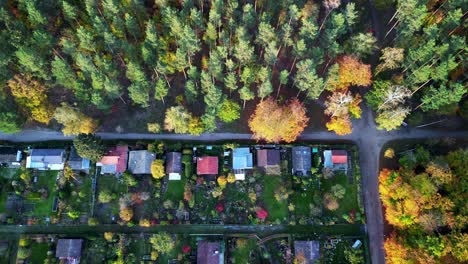 Spektakulärer-Luftbildflug-Kippdrohne-Schrebergarten-Berlin-Teufelsberg,-Abend-Sonnenuntergang-2022