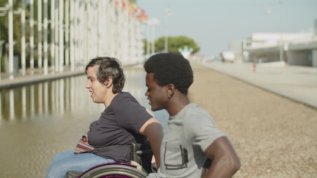 dos amigos felices rodando a través del charco al aire libre