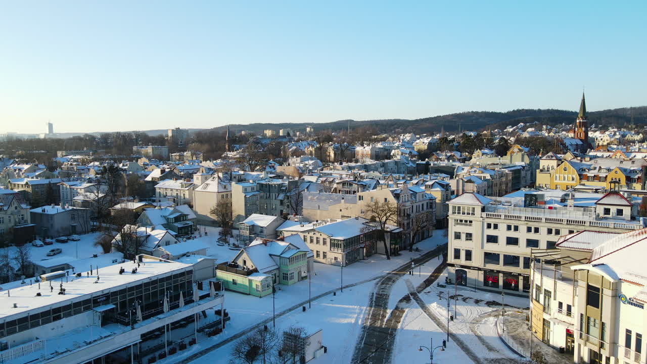 desierto debido al cóvido centro de sopot con pistas despejadas de la nieve blanca en un día soleado y brillante