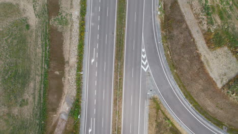 空中拍攝一個空的高速公路,沒有車輛,向下看,鳥眼視角