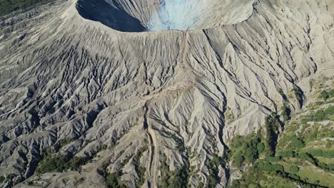 Neigen-Sie-Die-Filmische-Ansicht-Des-Bromo-Vulkans-Oder-Des-Bromo-Vulkans-Während-Der-Morgenstunden-Und-Der-Daraus-Aufsteigenden-Rauchgase---Ost-Java,-Indonesien