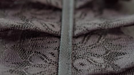 encaje negro ruffles de primer plano. costura vestido de noche guipure. sastrería hecha a mano, concepto de ropa profesional. fondo abstracto