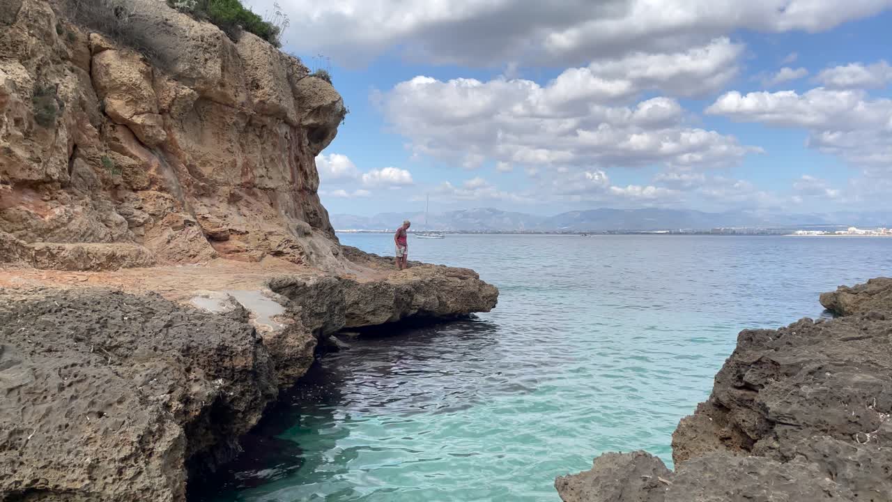 soledad, mujeres de pie y mirando el agua, concepto tranquilo, bella vista, mallorca, españa