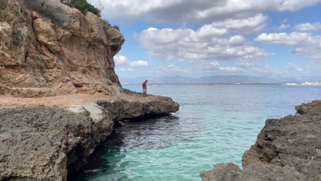 Einsamkeit,-Frauen,-Die-Stehen-Und-Wasser-Betrachten,-Ruhiges-Konzept,-Bella-Vista,-Mallorca,-Spanien