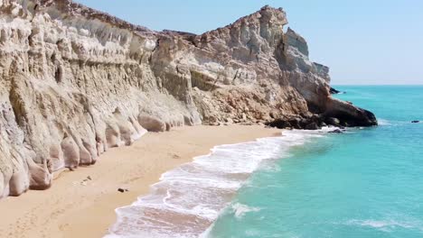 Paisaje-Natural-De-La-Isla-De-Hormuz-En-Irán-Maravilloso-Acantilado-Erosión-Forma-De-Relieve-Montaña-Cerca-Del-Mar-Playa-Atracción-Turística-Punto-De-Referencia-Escena-De-Color-Mínimo-Acampar-En-El-Resort-Camping-Albergue-Tienda-De-Campaña-En-Viaje