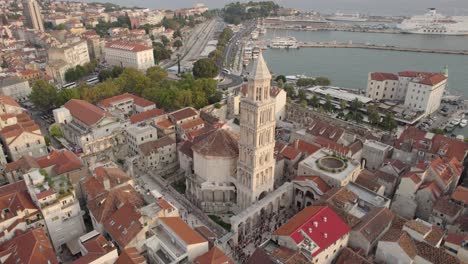 Aerial-arc-shot-of-Saint-Domnius-catholic-cathedral-in-Split,-Croatia