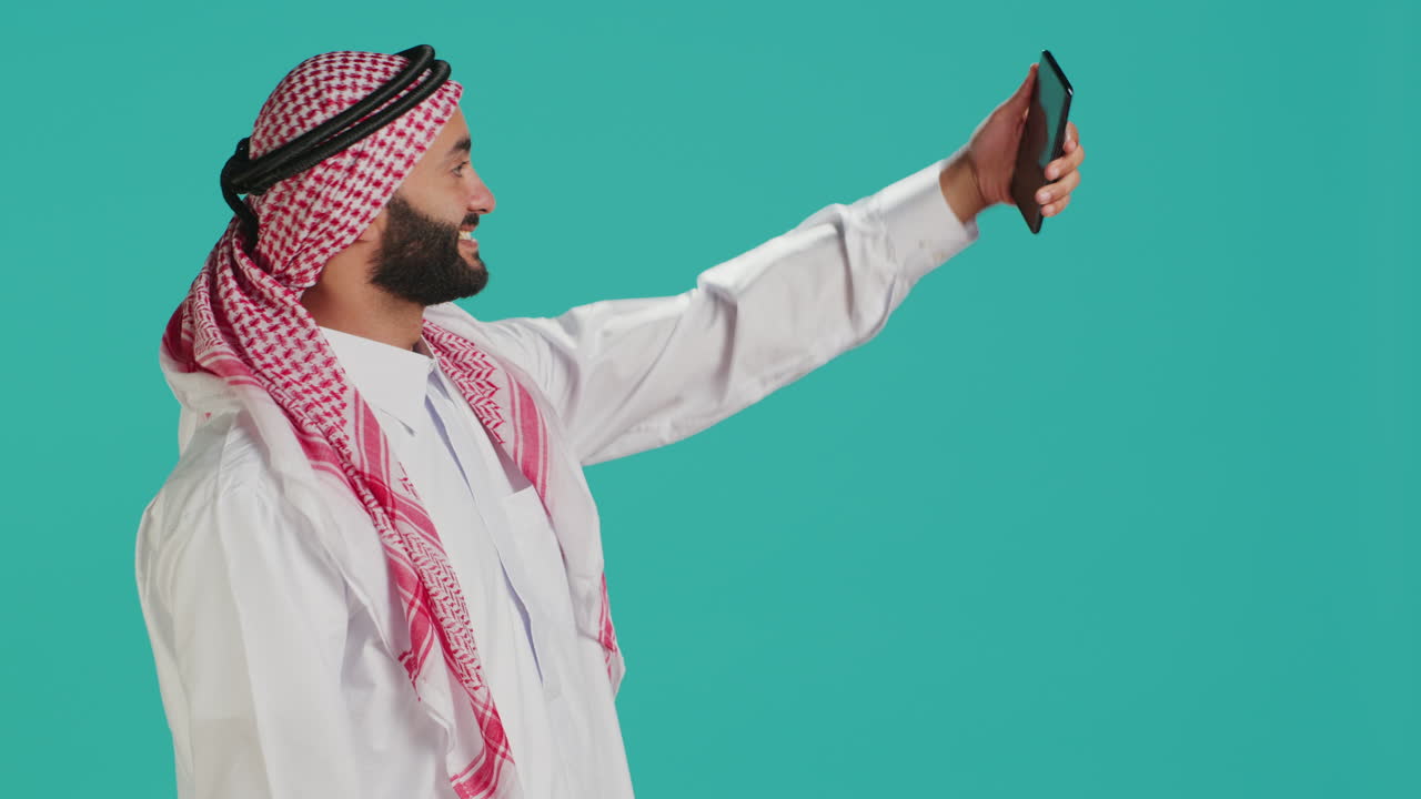 persona árabe toma fotos con el teléfono