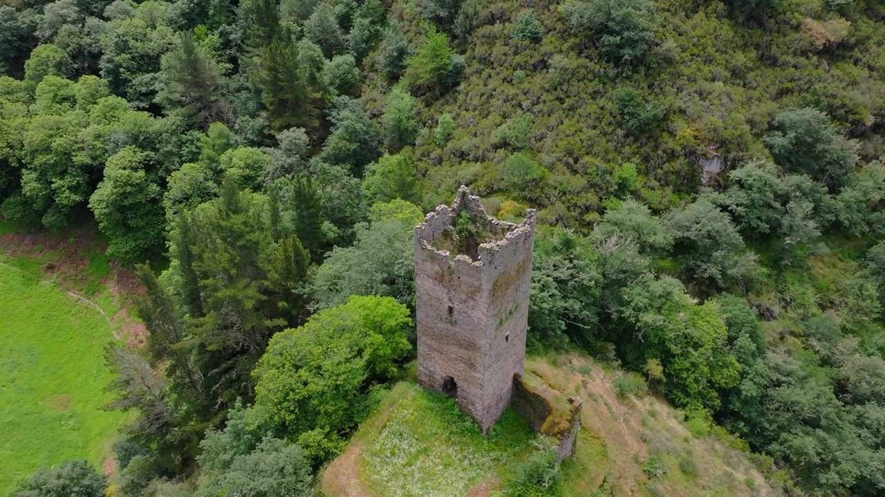 Torre medievale di Doncos a Nogais, Lugo, Spagna. Ripresa aerea in discesa.