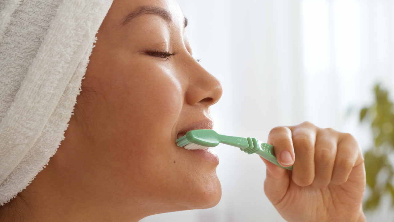mujer cepillándose los dientes