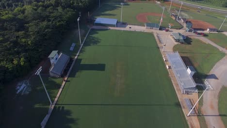 campo de fútbol de la escuela avión no tripulado 4k sobrevolar