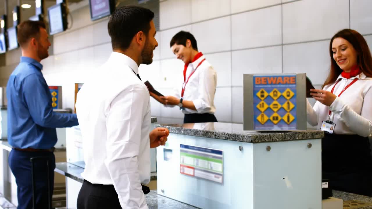 Duas funcionárias do aeroporto verificando passaporte e com passageiros no balcão de check-in