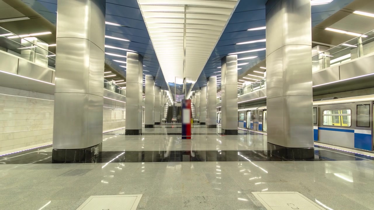 Moderna estación de metro desde el andén. Metro Delovoy Tsentr, centro de negocios en timelapse, hyperlapse. Moscú, Rusia.