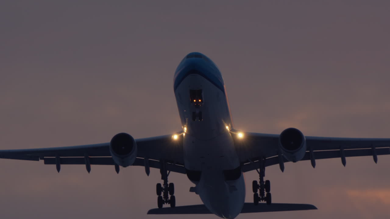 Grande aereo di linea in decollo dalla pista al tramonto