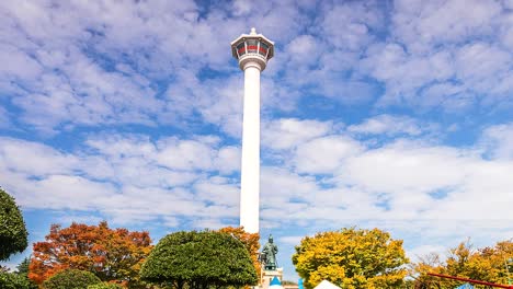 la torre de busan en el otoño de corea del sur