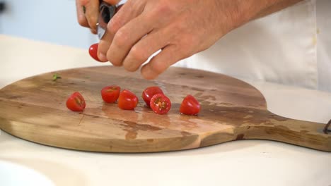 cortar tomates bebés añadiendo a espiralizador para hacer fideos de calabacín zoodles añadiendo a tazón saludable vegano vegetariano estilo de vida dieta de desintoxicación