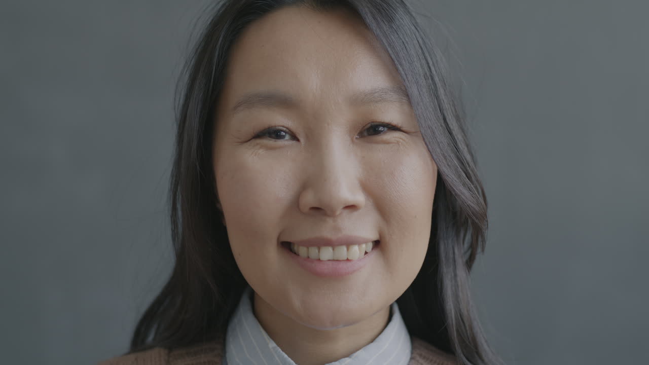 웃는 아시아 여성 초상화