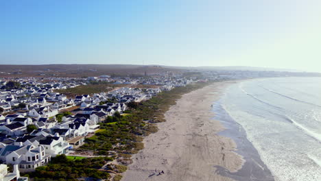 casas encaladas en la costa pintoresca con larga playa en paternoster