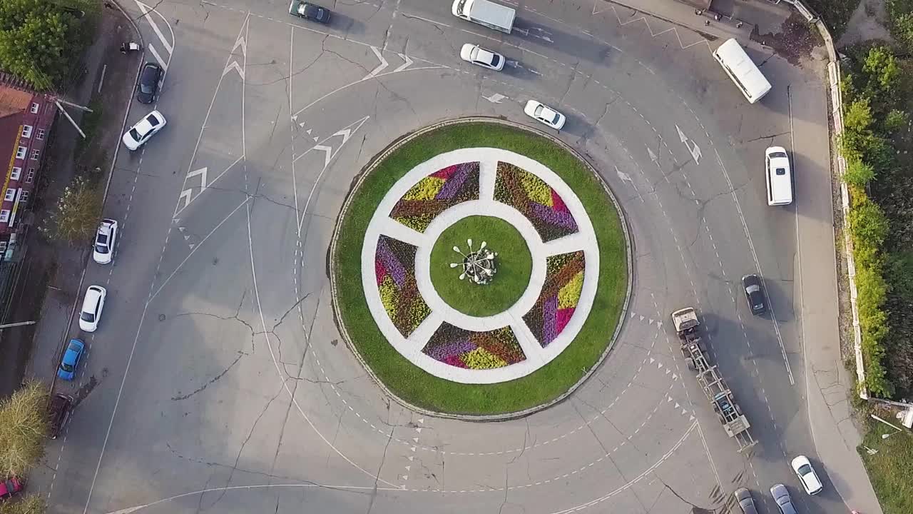 vista aérea de una rotonda floral en una ciudad