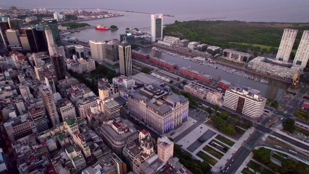 dolly de vista aérea de la arquitectura antigua y representativa de la ciudad de buenos aires, con la entrada al puerto, puerto madero, lugar turístico de la ciudad