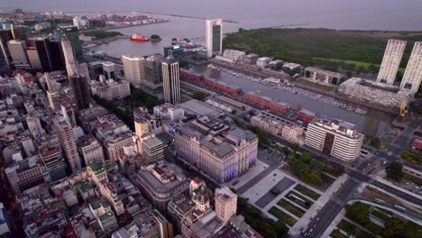 Dolly-De-Vista-Aérea-De-La-Arquitectura-Antigua-Y-Representativa-De-La-Ciudad-De-Buenos-Aires,-Con-La-Entrada-Al-Puerto,-Puerto-Madero,-Lugar-Turístico-De-La-Ciudad