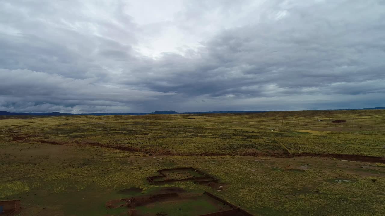 frontera argentina y bolivia, sobrevuelo sobre antiguo asentamiento y antiguo cementerio al final del río sedimentario