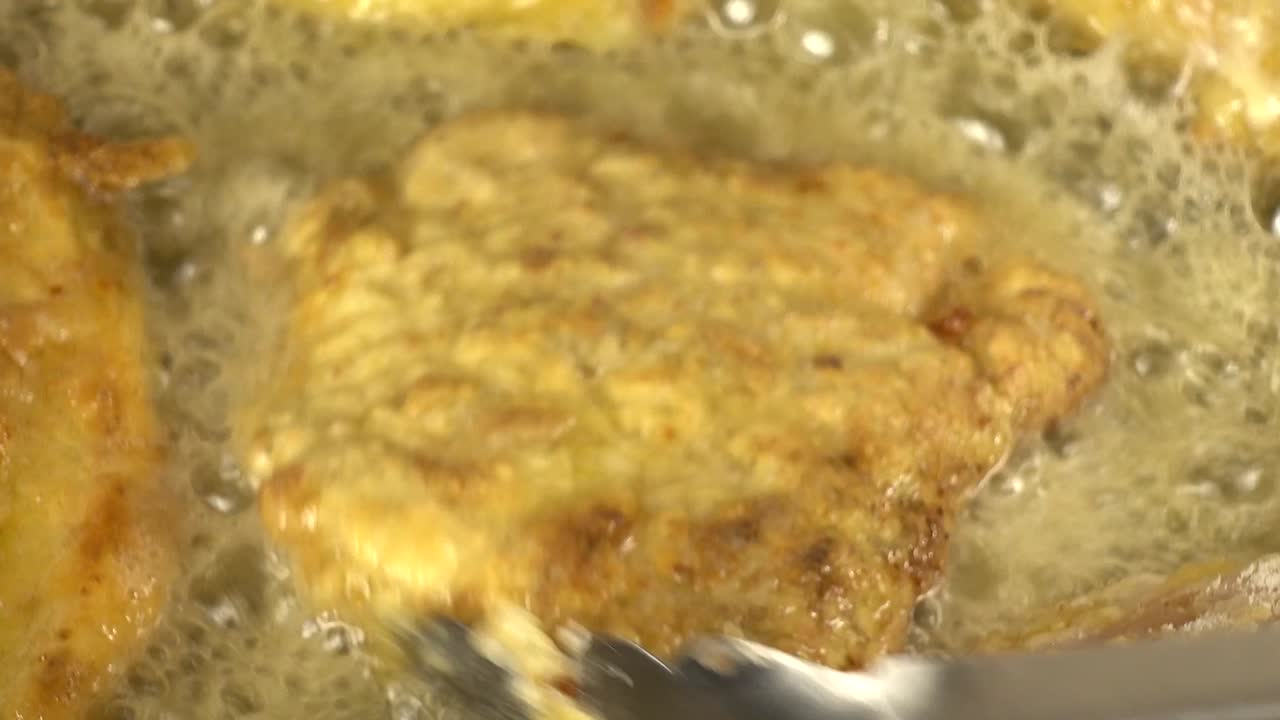 鋳鉄製フライパンでのチキンチョップ調理