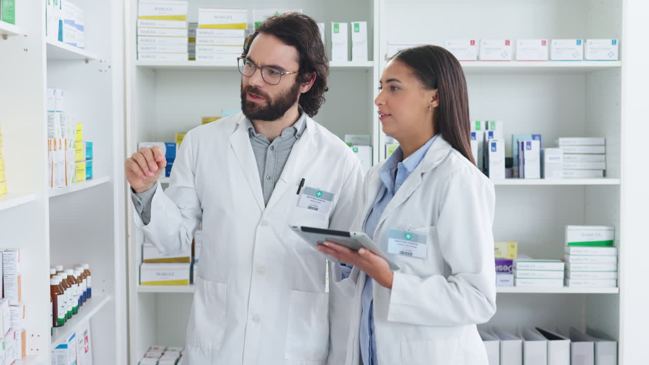 약사 들 이 함께 일 하는 것