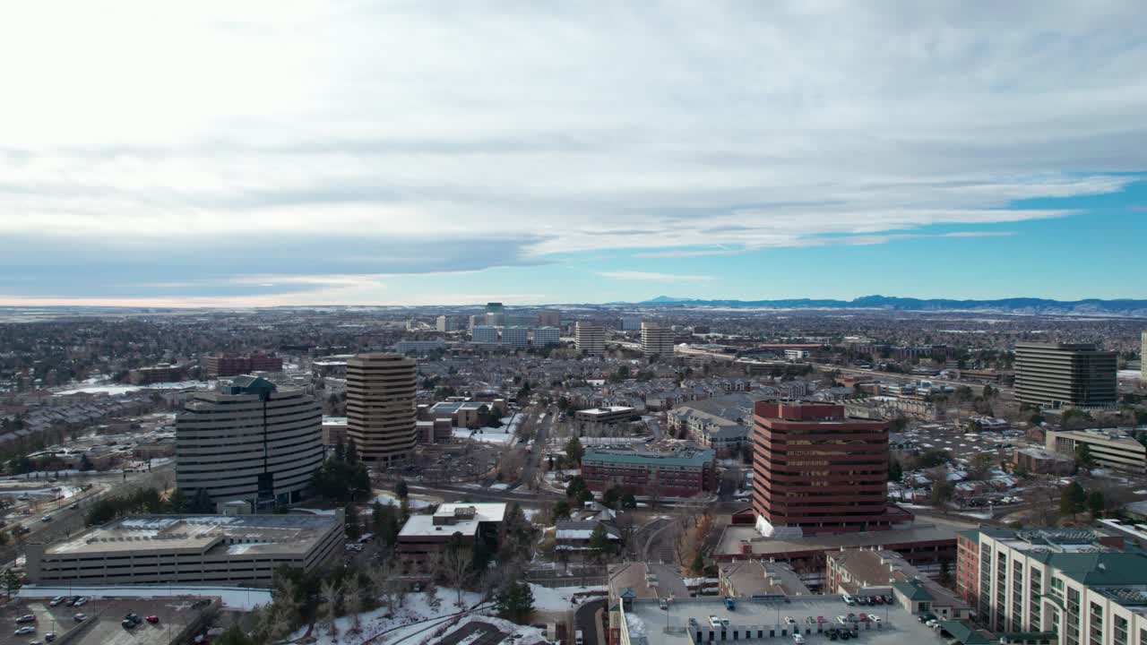 Vista aerea con drone di un sobborgo di Denver, Colorado, Greenwood Village, in una giornata di sole.