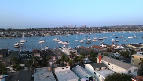 Excelente-Vista-Aérea-De-Pequeñas-Embarcaciones-Atracadas-En-La-Isla-De-Balboa,-California