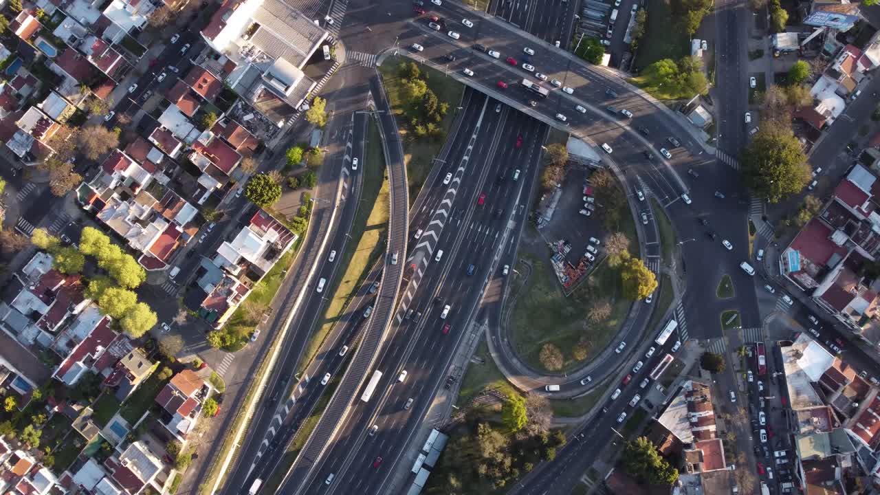 Veduta aerea dall'alto del traffico veicolare su un moderno cavalcavia autostradale a più livelli a Buenos Aires.