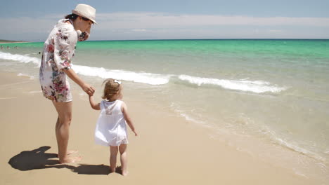 Mamá-Con-Su-Pequeña-Disfrutando-De-La-Vista-Al-Mar