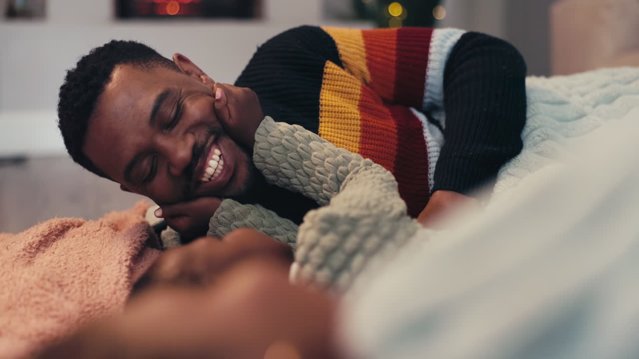 Gioco, amore e un padre con un bambino sul letto