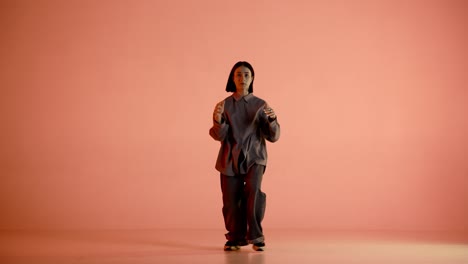 mujer bailando en un estudio