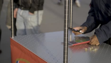 un fanático del fútbol compra una revista de fútbol en un puesto fuera del estadio de los emiratos en londres