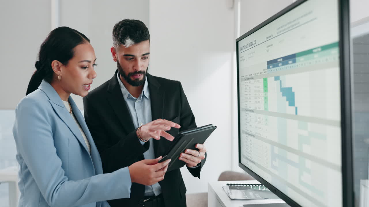 datos, presentaciones y personas de negocios con tabletas