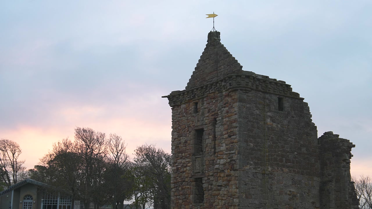 Castello di St Andrews, Scozia, rovine di un castello storico al tramonto