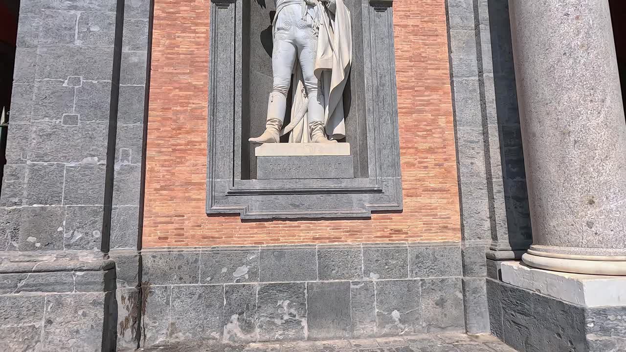 estatua de un rey en el palacio real