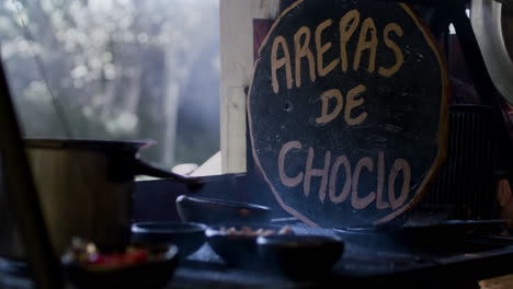 el interior de la cocina de un restaurante