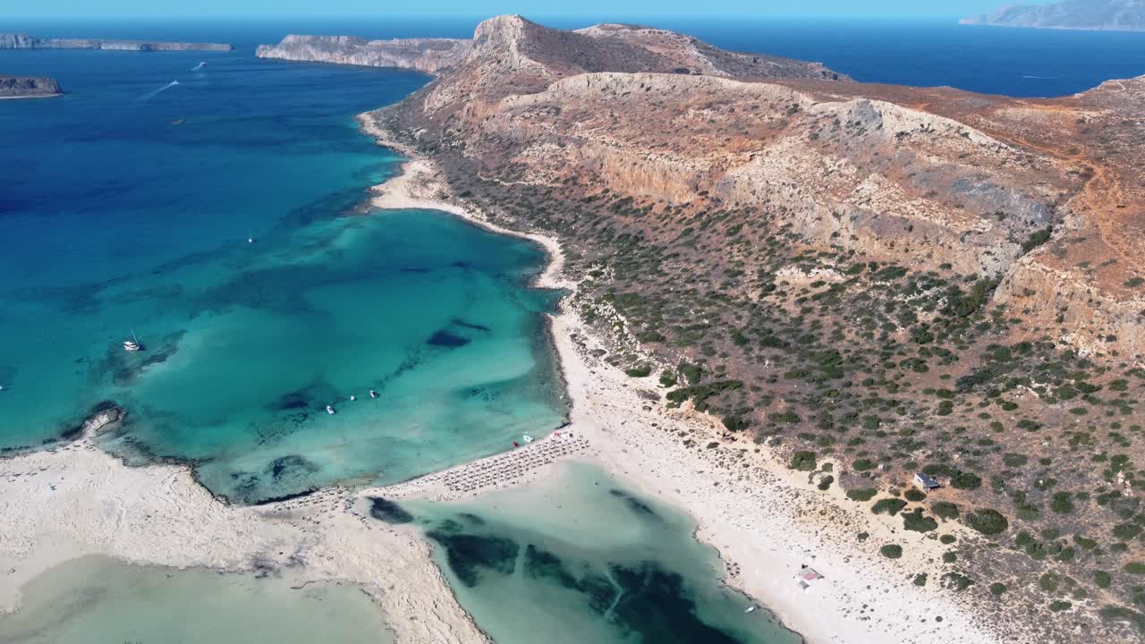 vista orbital sobre la península de gramvousa y la laguna de la playa de balos, grecia