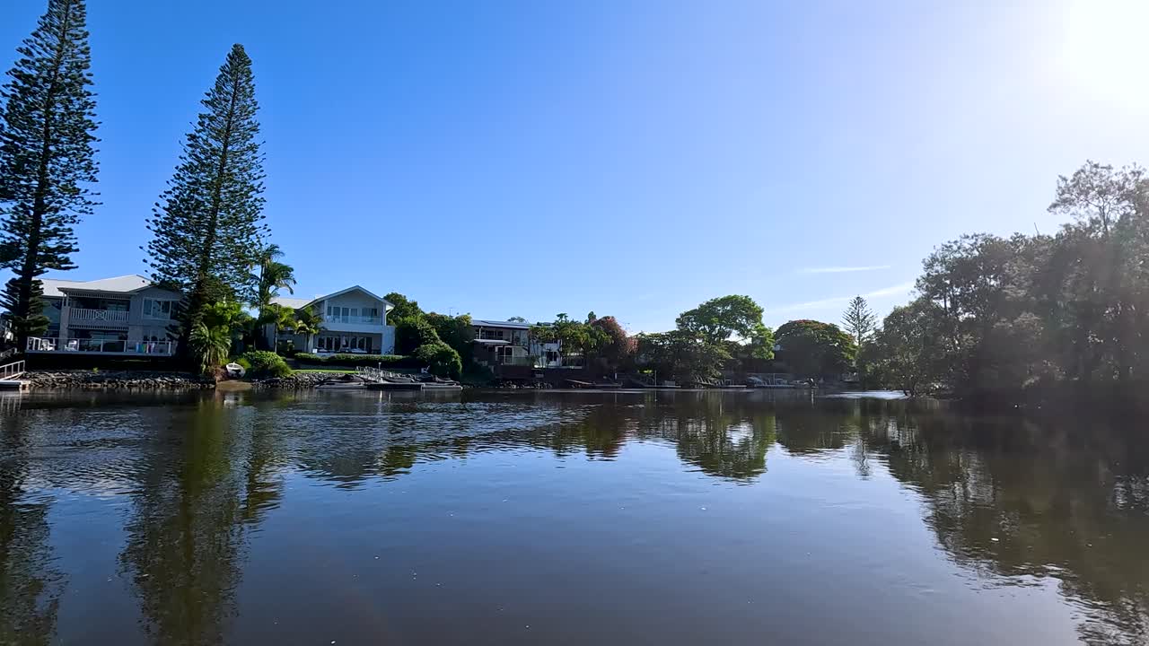 골드 코스트 수로를 가로지르는 경치 좋은 보트 여행