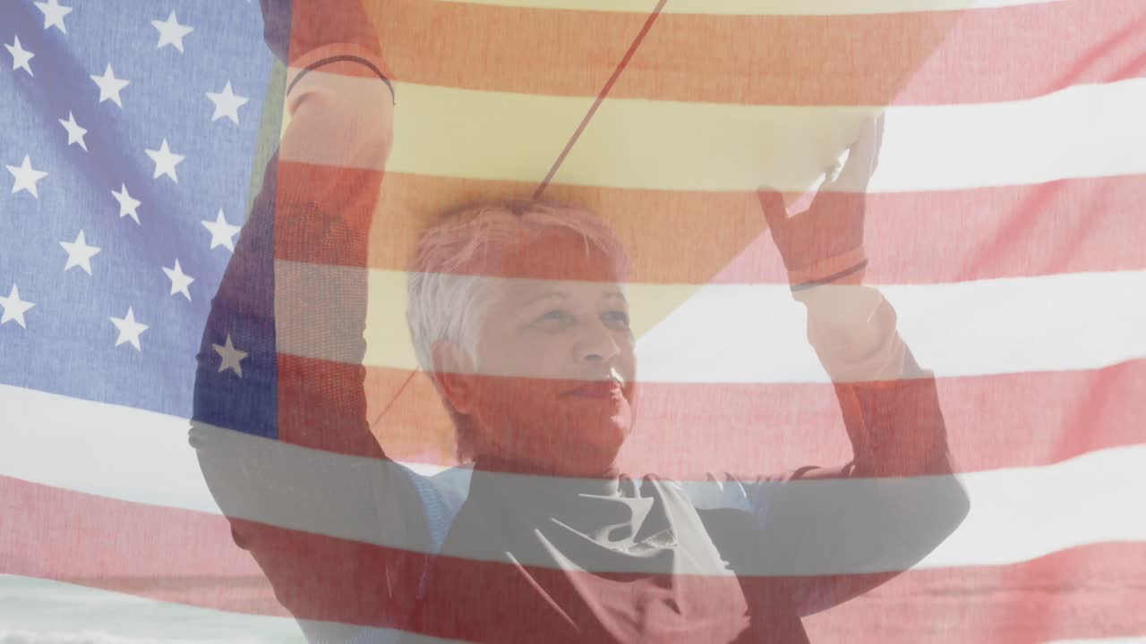 미국  ⁇ 발의 애니메이션과 해변에서 서핑 보드를 가진 고령 한 인종의 여성