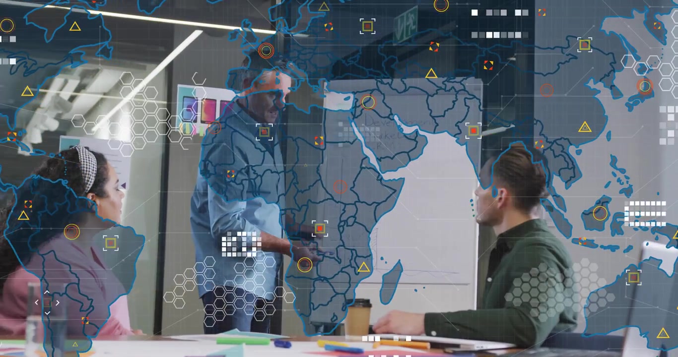 Apresentador escrevendo e esboçando um plano, iniciando sobreposições HUD que rastreiam um gráfico e a equipe durante uma reunião de negócios.