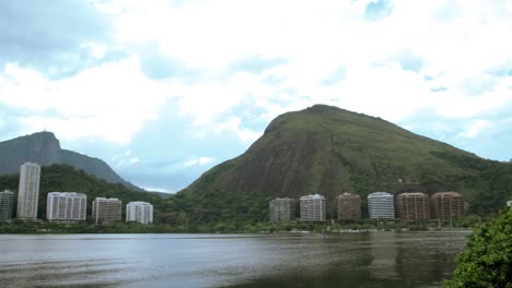 Buen-Día-En-La-Laguna-Rodrigo-De-Freitas-En-Río-De-Janeiro-Con-Un-Bonito-Cielo-Azul-Y-Edificios-A-La-Vista