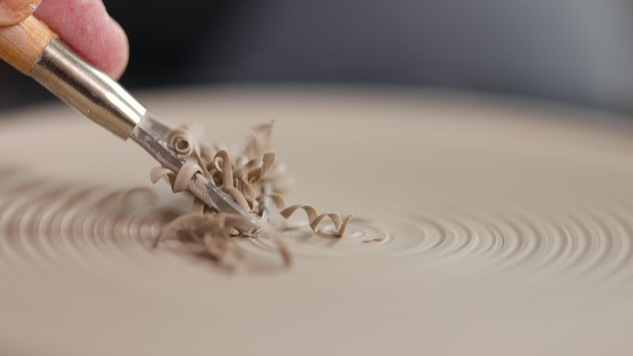 도자기 스튜디오에서 도구로 그의 경계를 형성하는 과정. 점토 어리. 클로즈업. 느린 모션